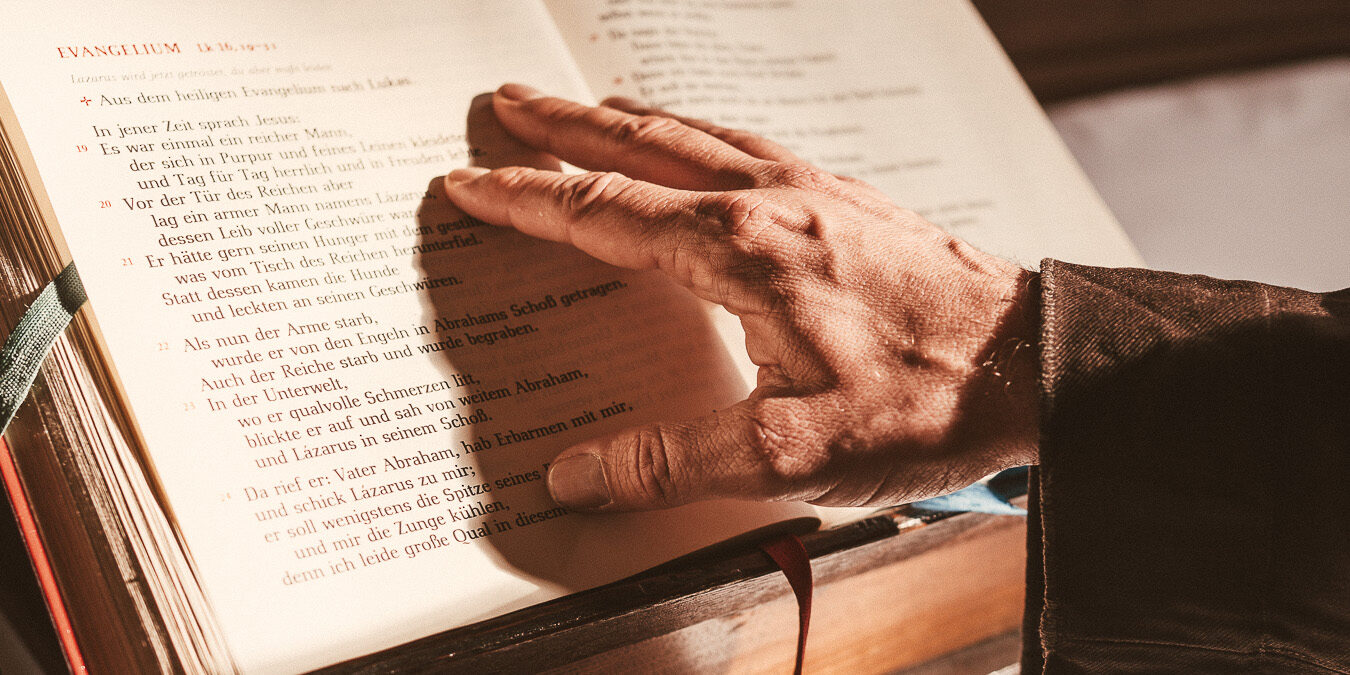 Franziskaner Hand liegt auf Messbuch