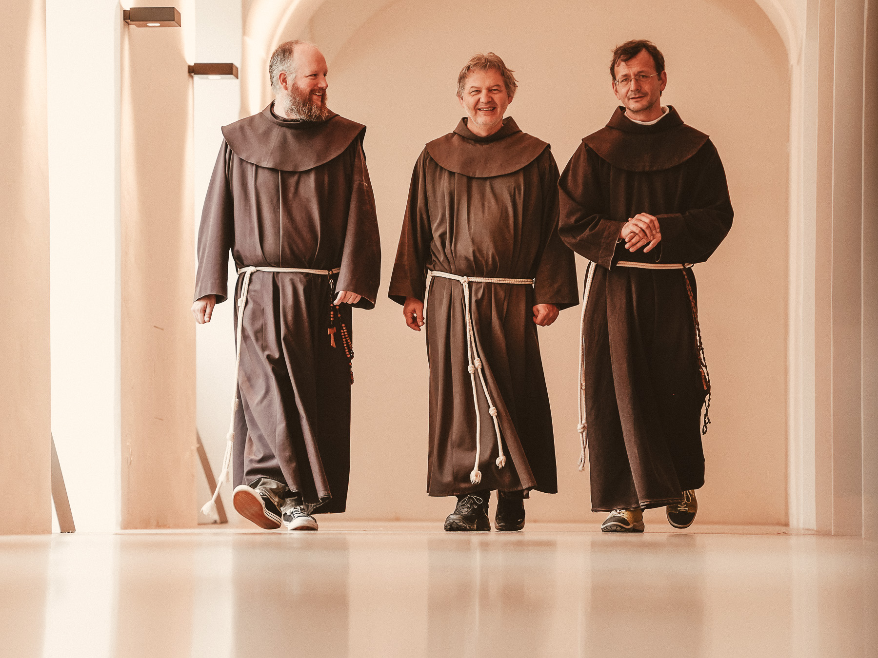Drei Franziskaner gehen und reden miteinander, Provinzialat